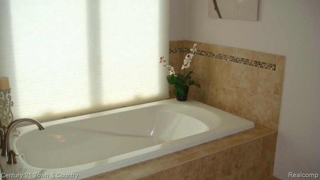 2947 South Addison Circle Rochester, MI 48306 - Photo 32 of 54 Master Bath