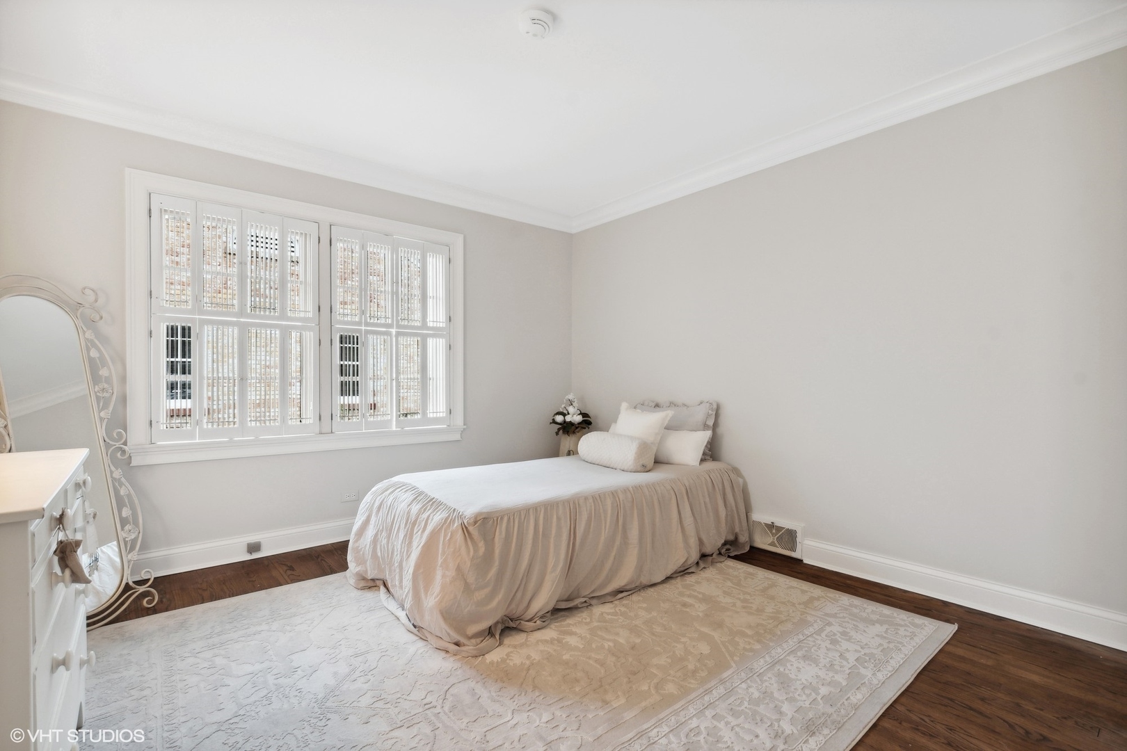 1224 Ridgewood Drive Northbrook, IL 60062 - Photo 21 of 34 a bedroom with a bed and a window