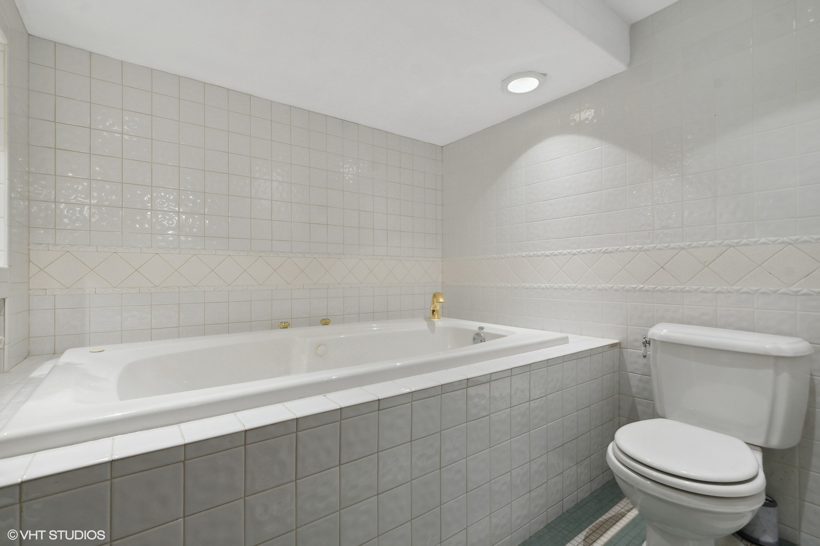 1224 Ridgewood Drive Northbrook, IL 60062 - Photo 30 of 34 a bathroom with a sink a toilet and bathtub