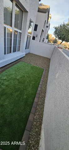 a view of an house with backyard