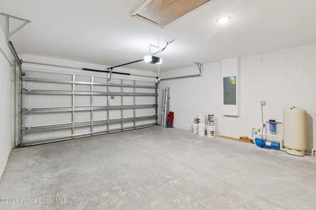 a view of yard with green space