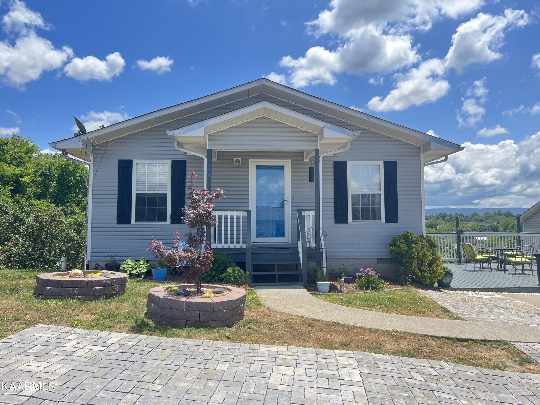 114 Bishop Street Alcoa, TN 37701 - Photo 1 of 20 a front view of a house with garden