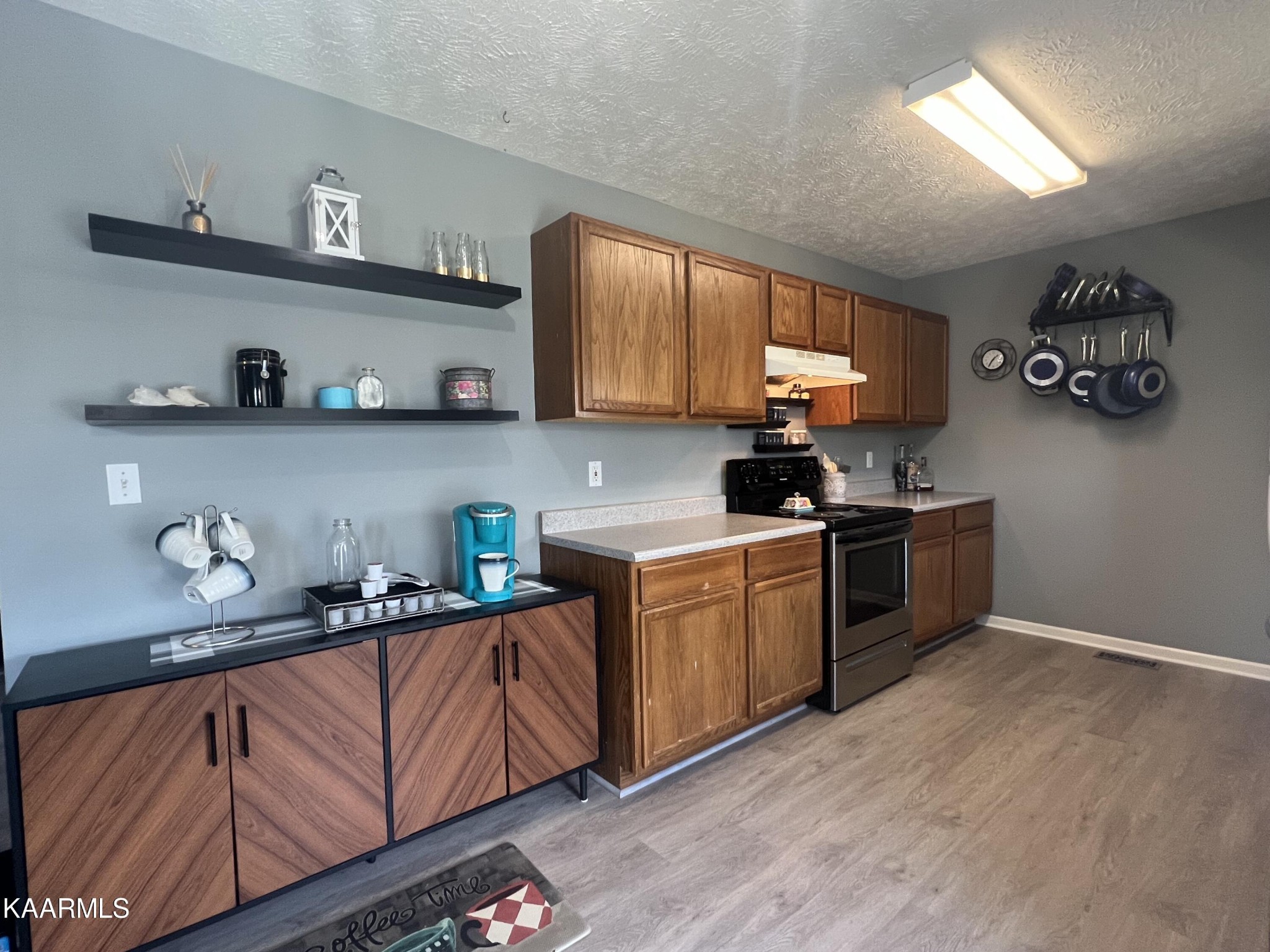 114 Bishop Street Alcoa, TN 37701 - Photo 9 of 20 a kitchen that has a lot of cabinets in it
