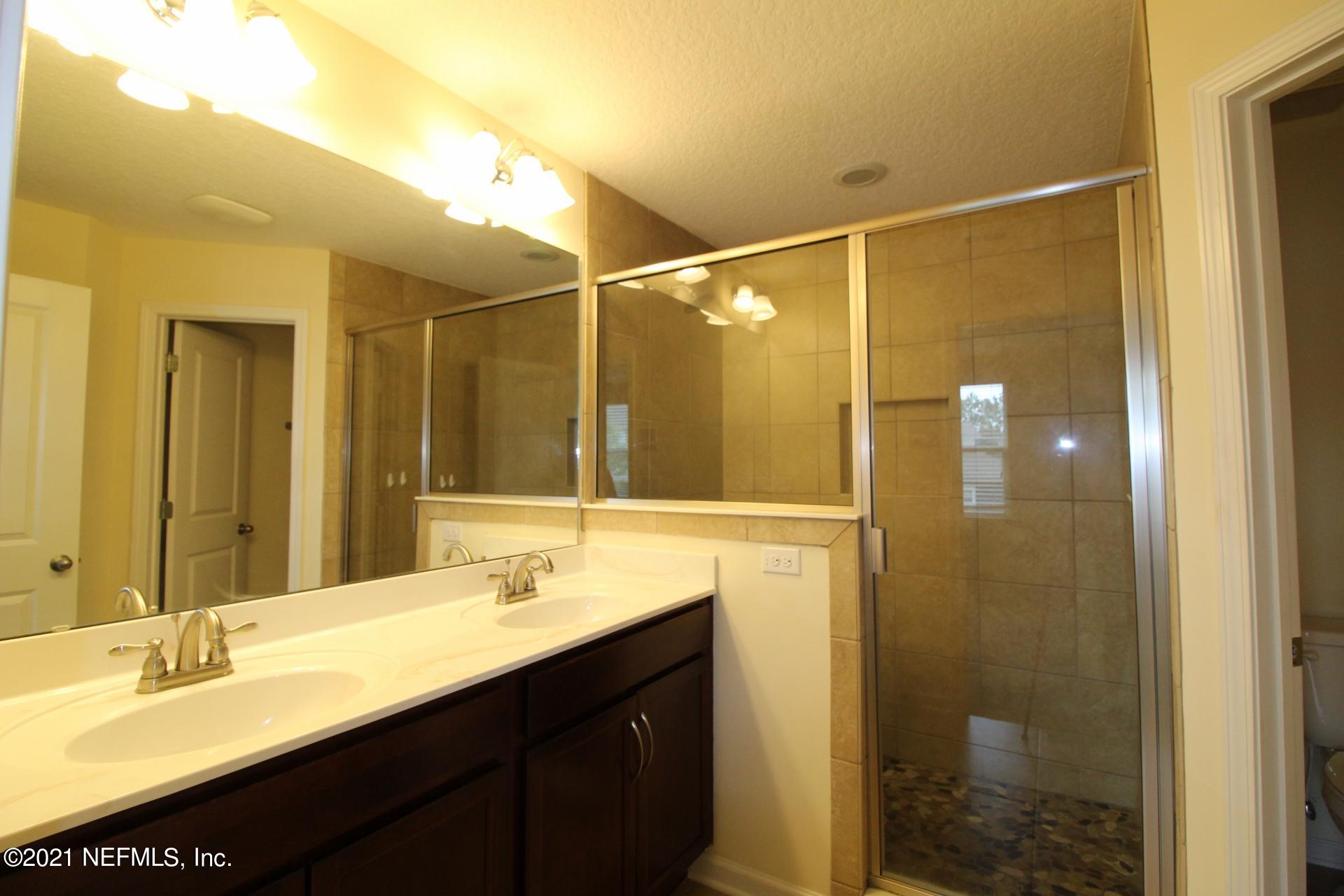 3207 Chestnut Ridge Way, Unit 18F Orange Park, FL 32065 - Photo 12 of 28 Primary bathroom