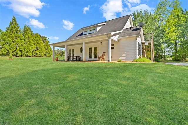 a view of a house with a yard