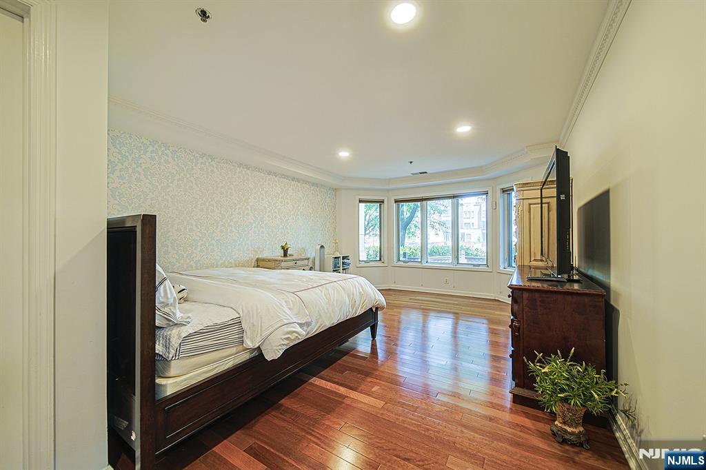 306 Smith Court, Unit R306 Edgewater, NJ 07020 - Photo 15 of 33
