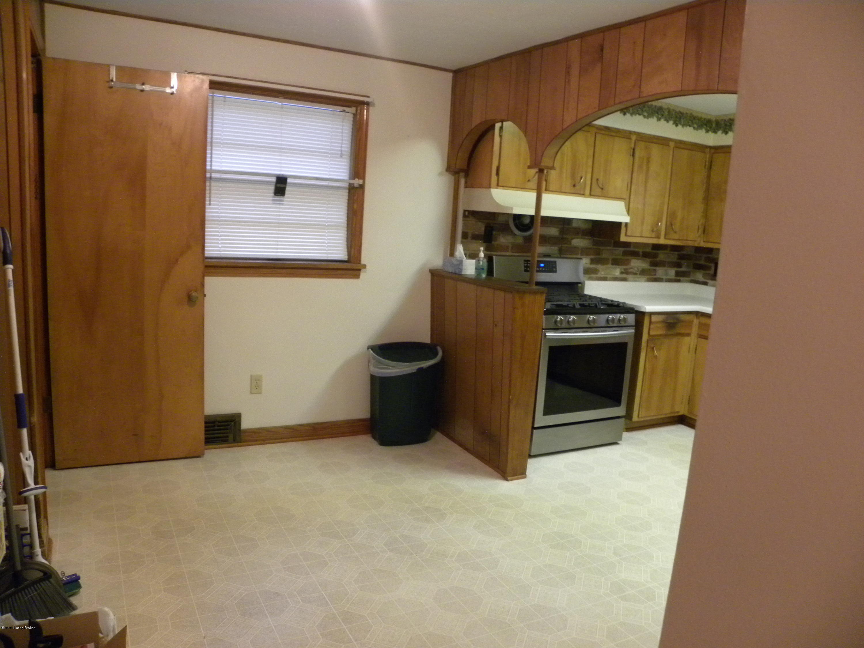4216 Dover Road Louisville, KY 40216 - Photo 9 of 22 DSCN4673