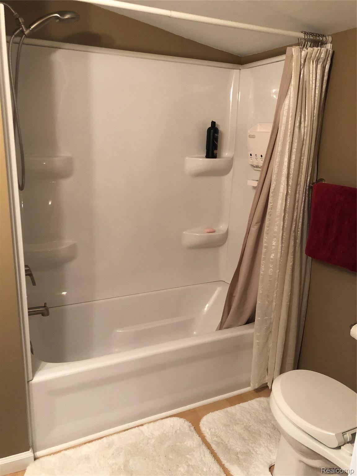 3109 Lansdowne Road Waterford, MI 48329 - Photo 41 of 41 CLEAN UPDATED SHOWER/BATH IN APARTMENT/BONUS AREA