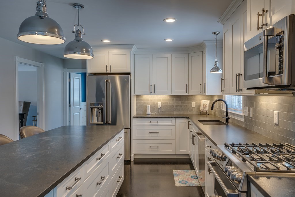15 Turner Road Billerica, MA 01862 - Photo 4 of 37 Gallery Image 4