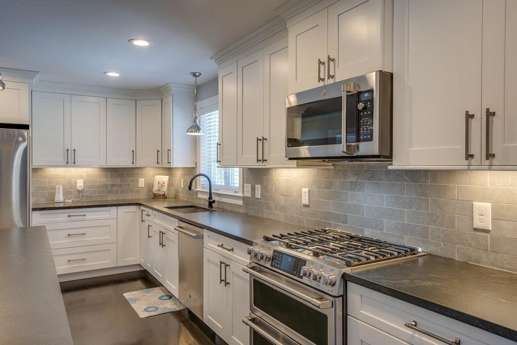 15 Turner Road Billerica, MA 01862 - Photo 5 of 37 Gallery Image 5