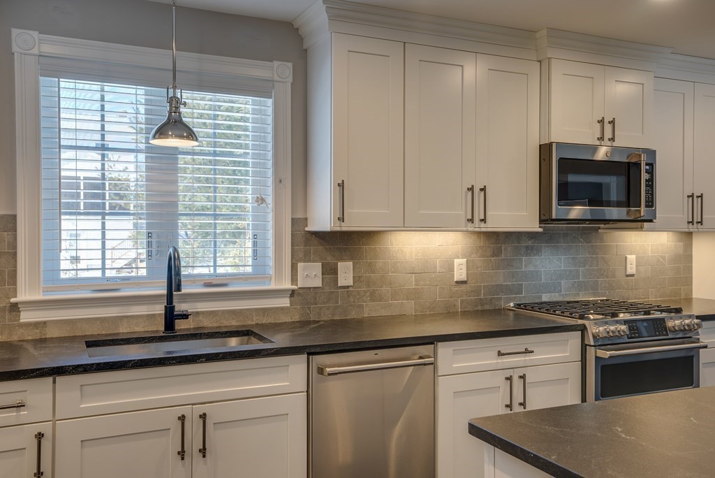 15 Turner Road Billerica, MA 01862 - Photo 6 of 37 Gallery Image 6