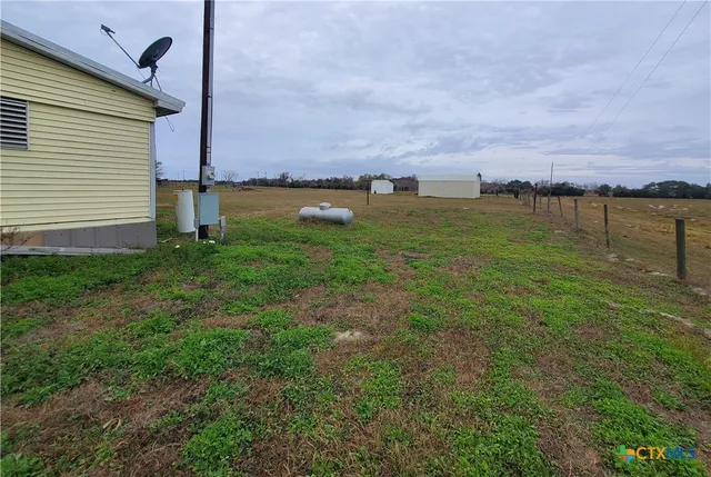 a view of a backyard