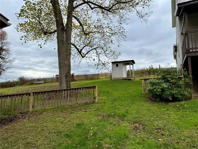 a view of a backyard