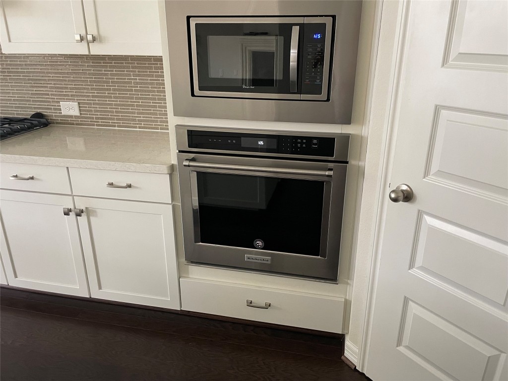 10407 Roseate Skimmer Conroe, TX 77385 - Photo 12 of 30 a stove top oven sitting inside of a kitchen