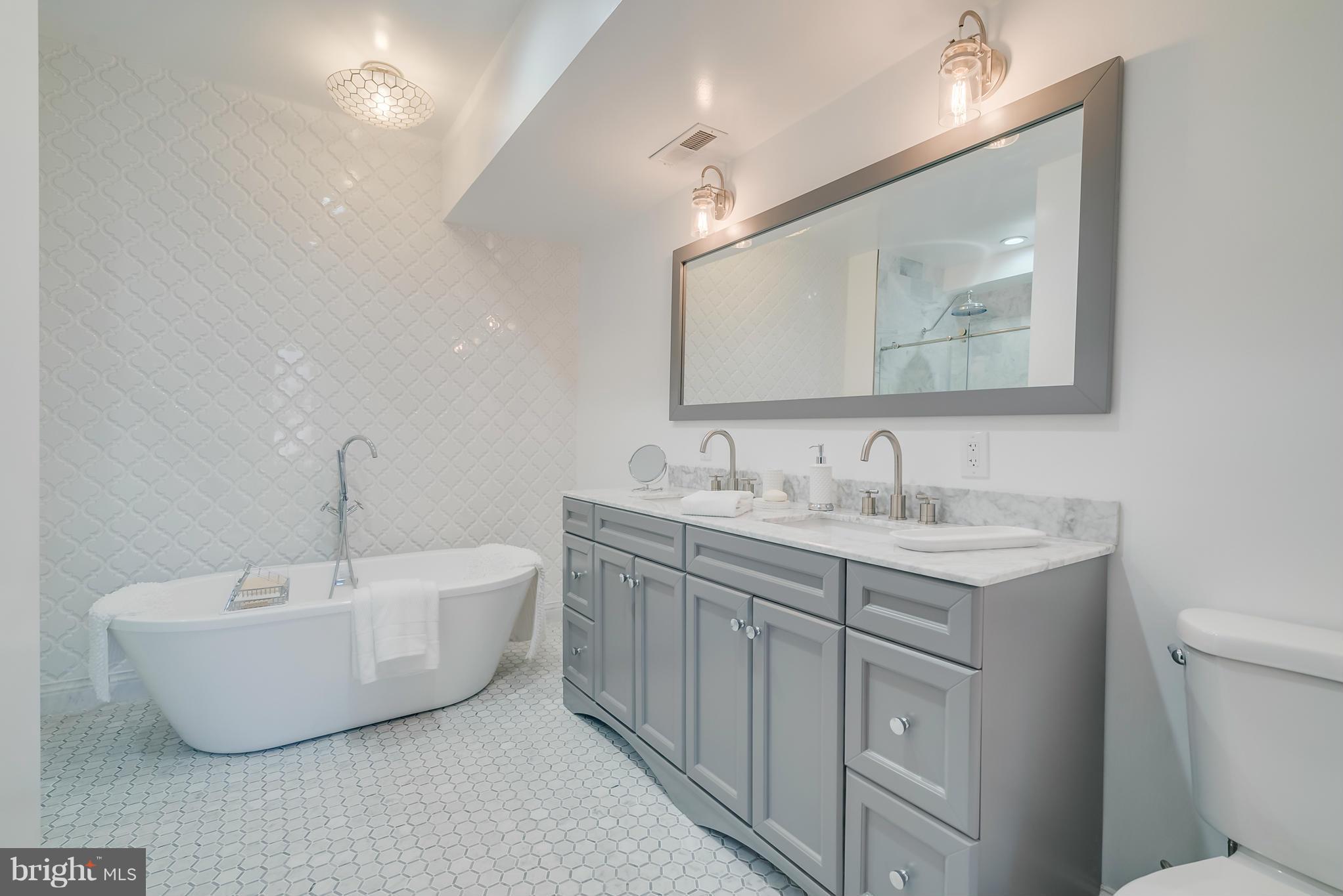 2023 Park Road Northwest Washington, DC 20010 - Photo 15 of 30 Bath (Master)