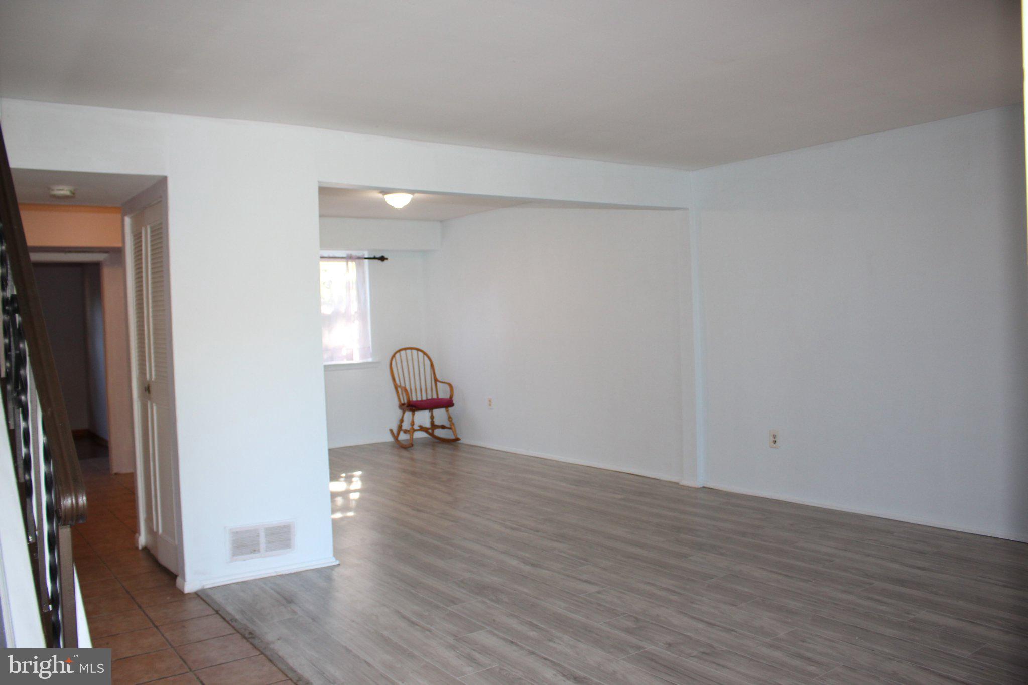 146 Oakmont Road Clementon, NJ 08021 - Photo 26 of 61 Spacious, light-filled living area.