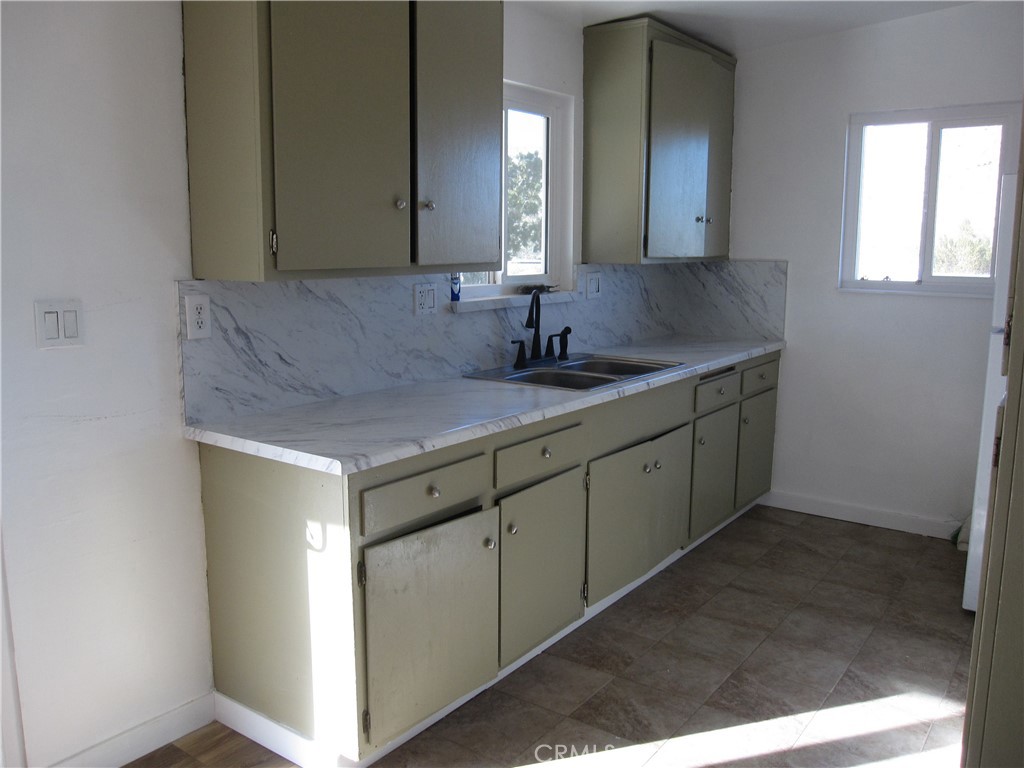 5954 Valley View Street Joshua Tree, CA 92252 - Photo 9 of 10 a bathroom with a sink and a mirror