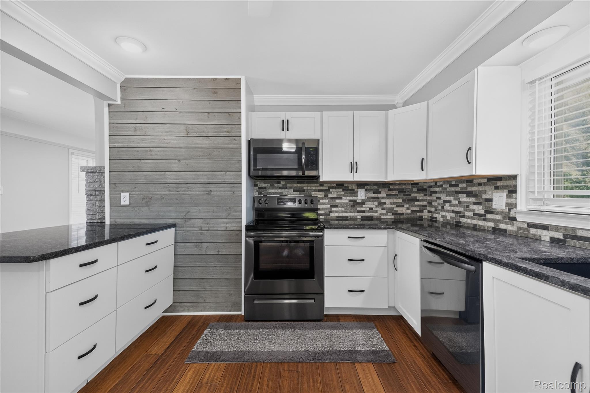 21263 Meridian Road Grosse Ile, MI 48138 - Photo 5 of 28 21263 Meridian, Grosse Ile (18 of 35).jpg