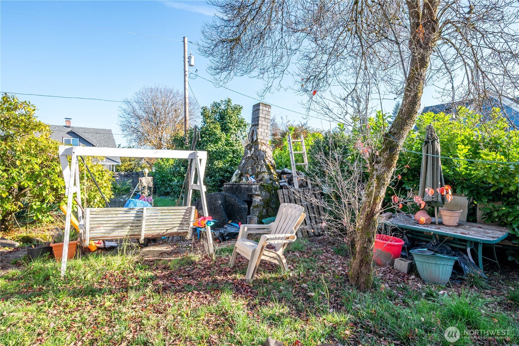 411 4th Avenue Southwest Castle Rock, WA 98611 - Photo 12 of 29 a backyard of a house with table and chairs