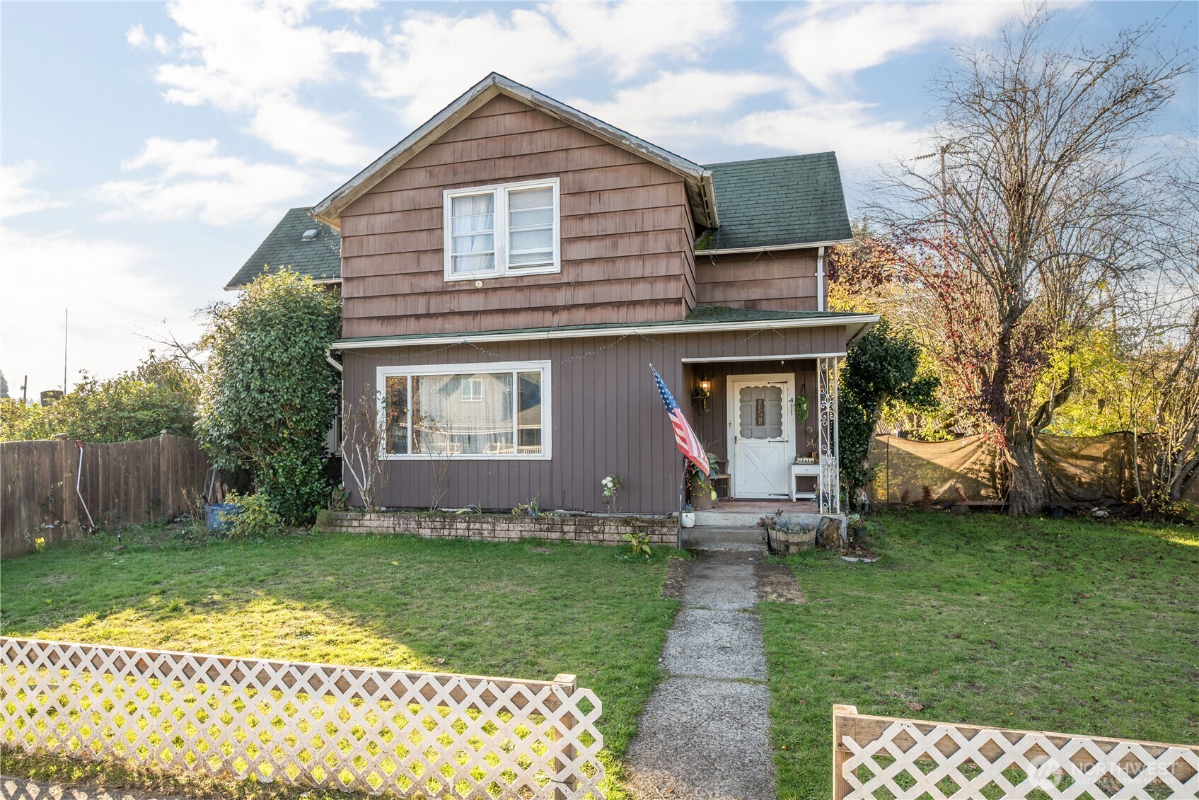 411 4th Avenue Southwest Castle Rock, WA 98611 - Photo 2 of 29 a front view of a house with a yard