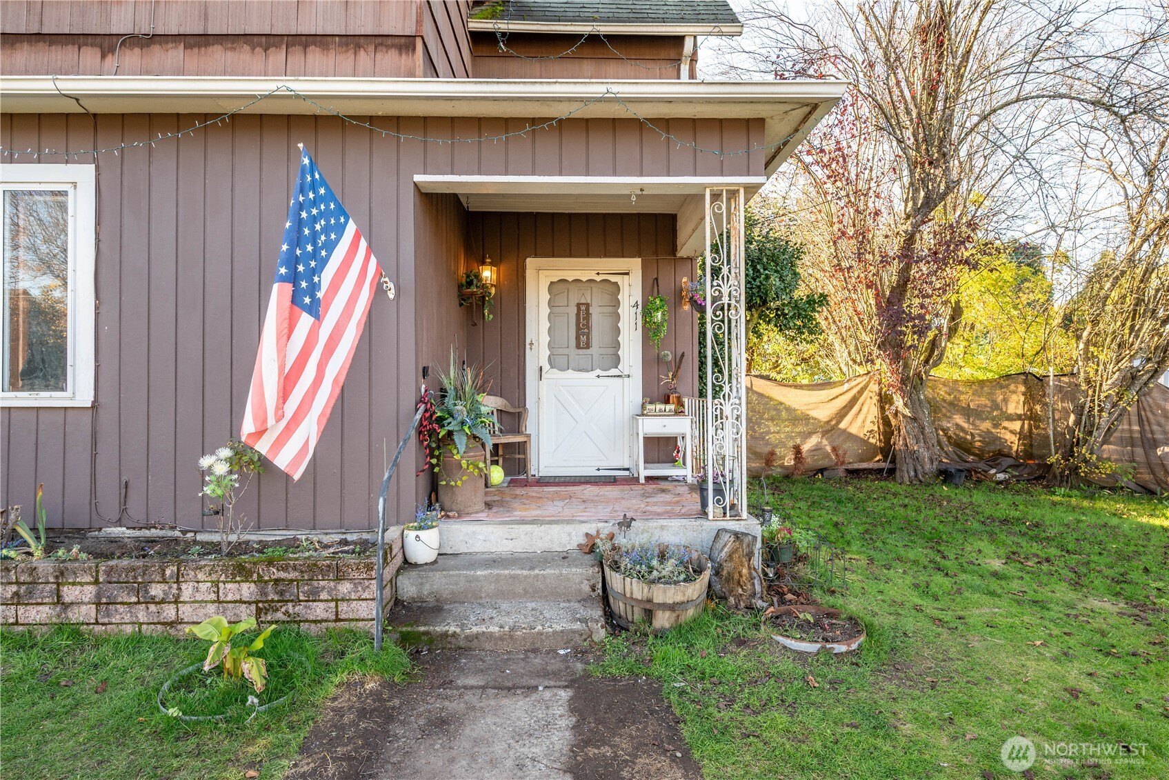 411 4th Avenue Southwest Castle Rock, WA 98611 - Photo 5 of 29 a front view of a house with garden