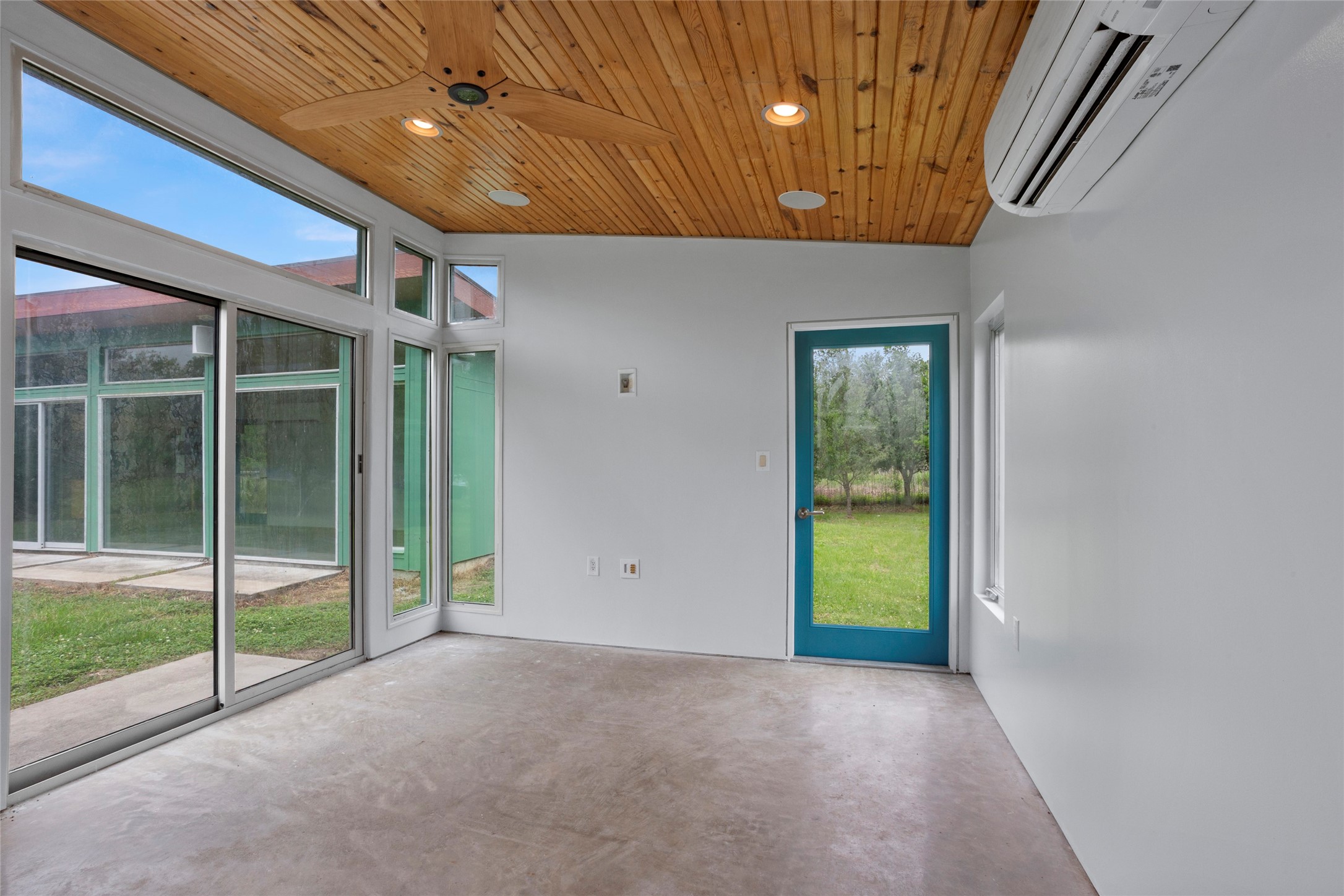3650 Rivers Road Pearland, TX 77578 - Photo 12 of 22 Kept cool with mini-split A/C units and ceiling fans.