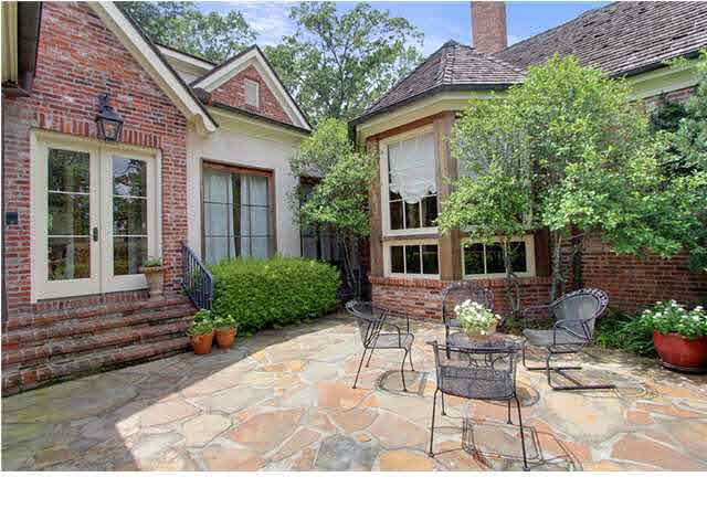 116 Bridgeview Circle Ridgeland, MS 39157 - Photo 31 of 35 Side Courtyard for Entertaining!