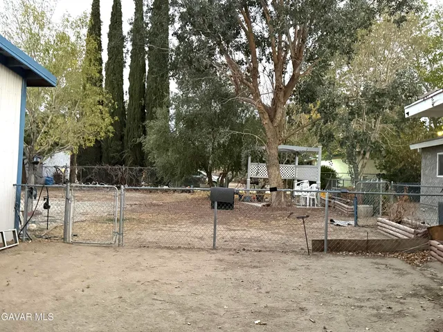 a view of a yard with sitting area