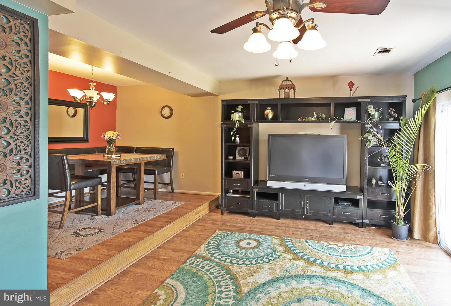 7518 Remington Road Manassas, VA 20109 - Photo 11 of 26 Living Room
