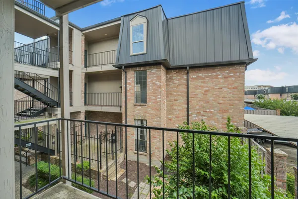 $166,900 | 2400 North Braeswood Boulevard, Unit 213, Houston, TX 77030