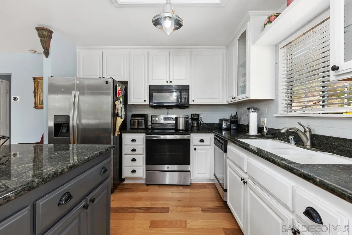 3562 South Mission Road Fallbrook, CA 92028 - Photo 34 of 38 Kitchen