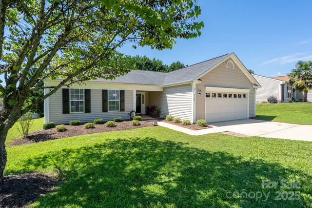 a view of a house with backyard and porch