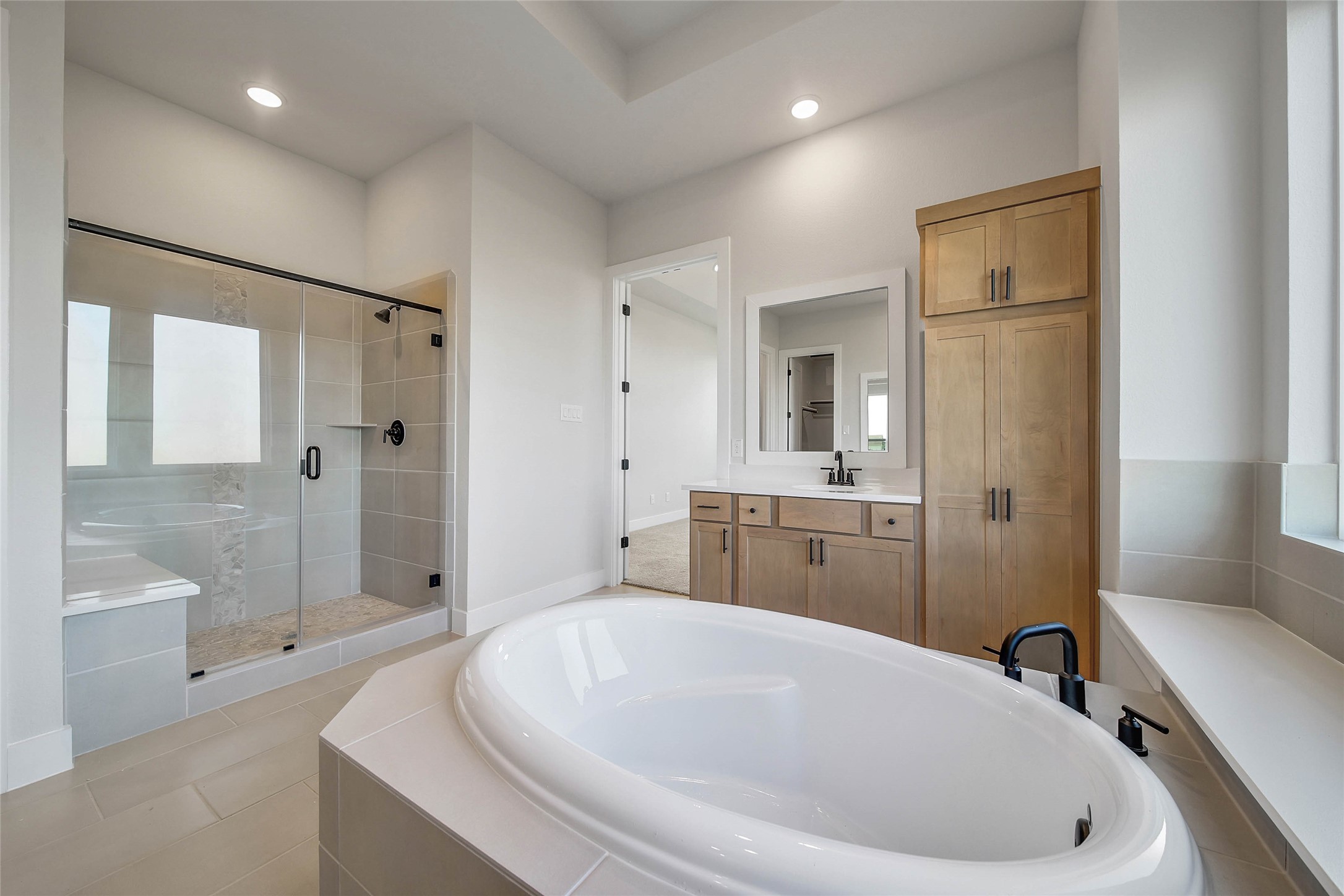 4519 Magnolia Bend Drive Rosharon, TX 77583 - Photo 20 of 48 a bathroom with a bathtub and a sink