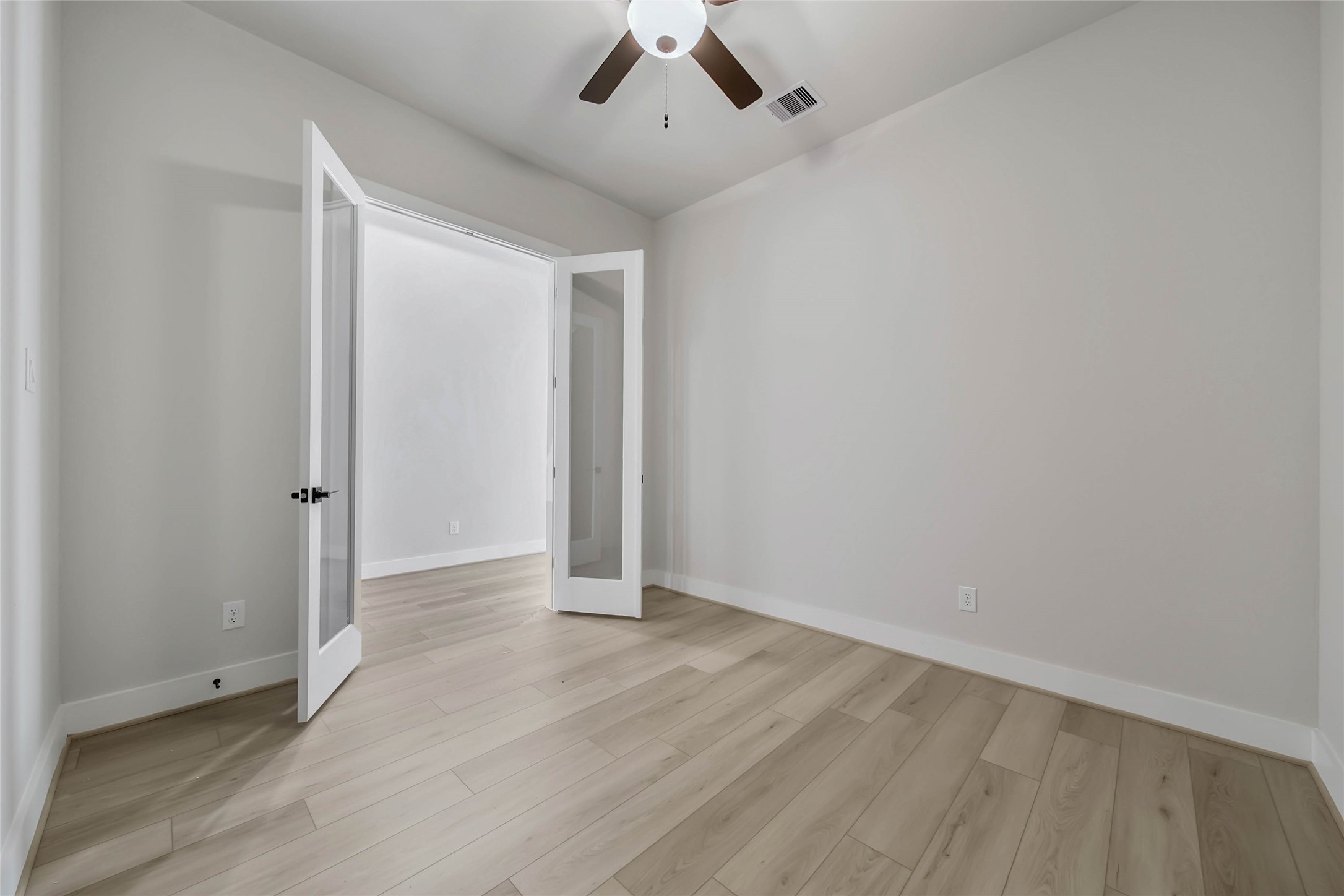 4519 Magnolia Bend Drive Rosharon, TX 77583 - Photo 24 of 48 an empty room with a ceiling fan and carpet