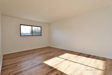 $240,000 | 34026 North White Oak Lane, Gurnee, IL 60031