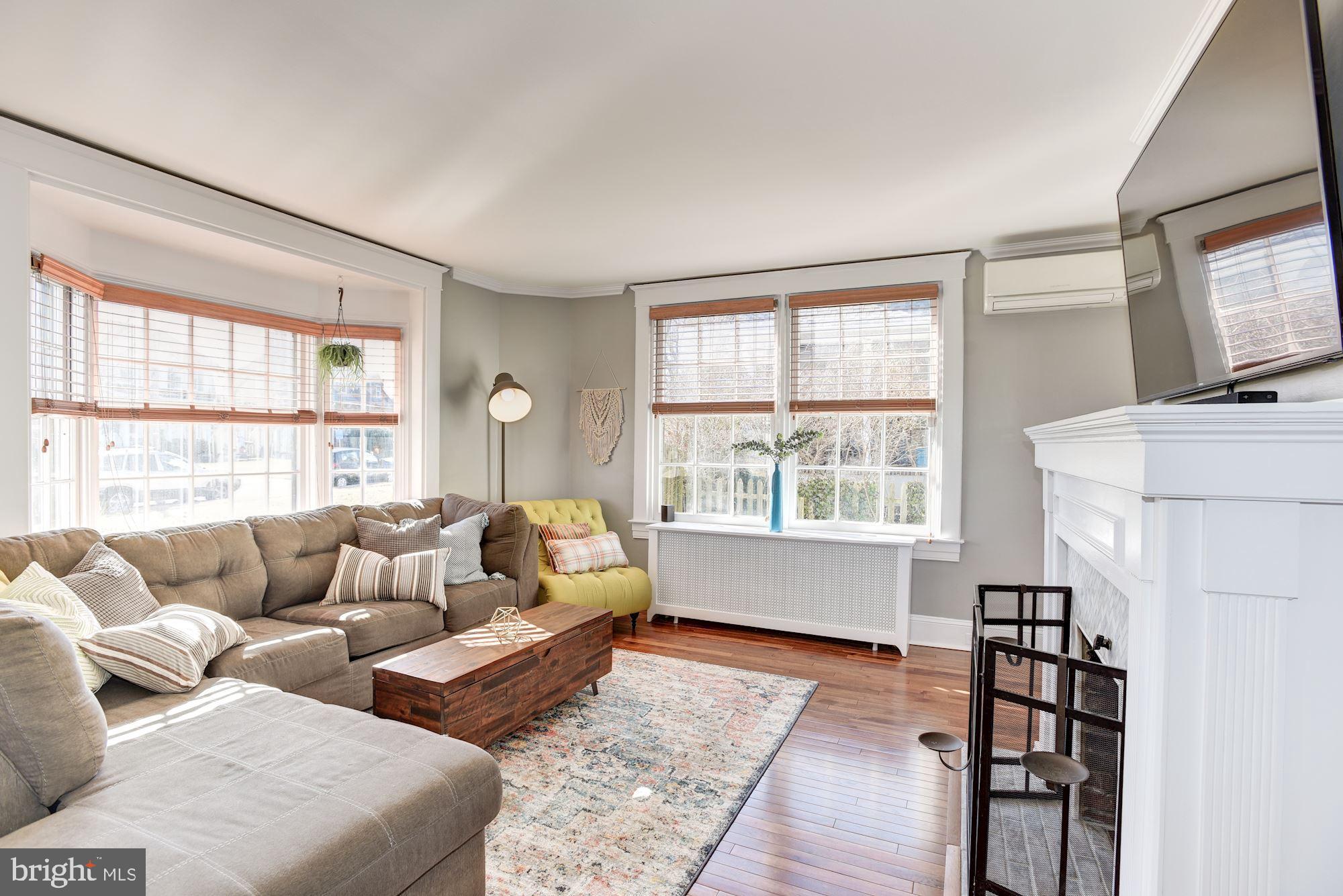 4212 Kensington Road Baltimore, MD 21229 - Photo 3 of 34 Living Room