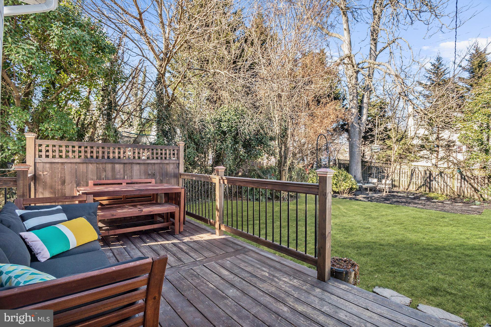 4212 Kensington Road Baltimore, MD 21229 - Photo 25 of 34 Deck
