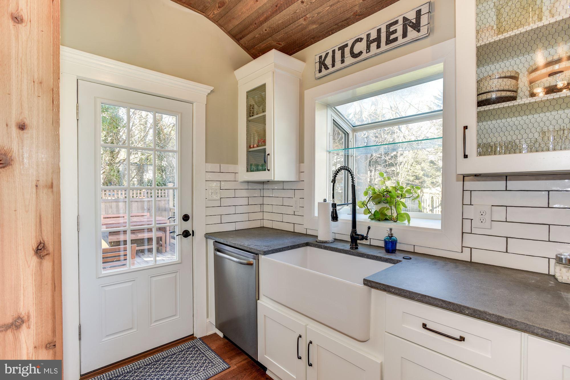 4212 Kensington Road Baltimore, MD 21229 - Photo 9 of 34 Gourmet Kitchen
