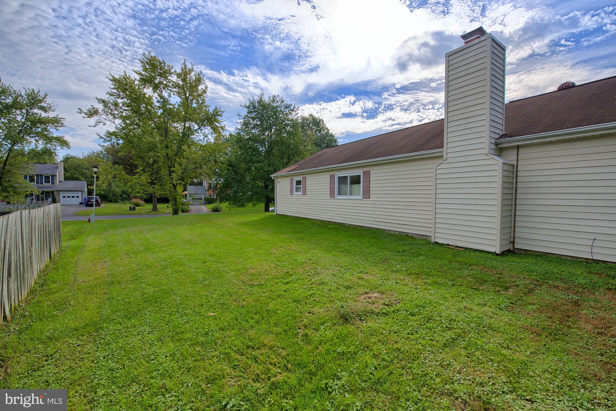 17310 Fletchall Road Poolesville, MD 20837 - Photo 4 of 30 Generous side yard too!