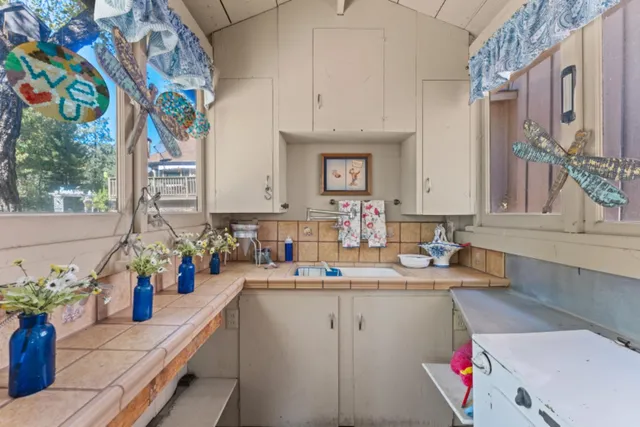 a view of backyard of the house