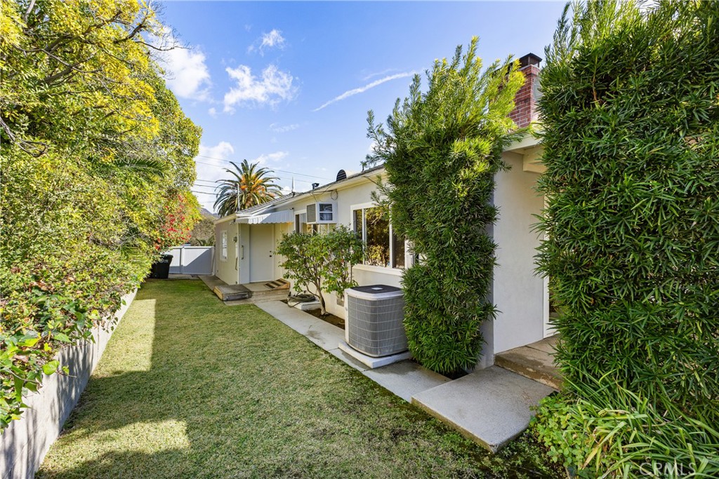 707 Luring Drive Glendale, CA 91206 - Photo 22 of 25 a view of a garden with potted plants