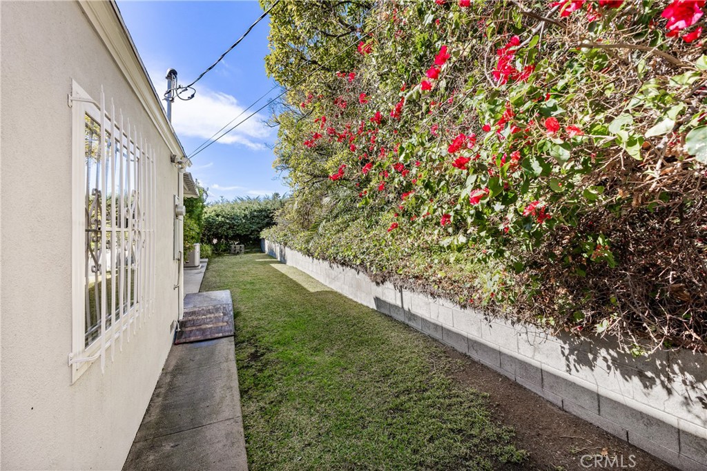 707 Luring Drive Glendale, CA 91206 - Photo 23 of 25 a view of flower garden with a small yard