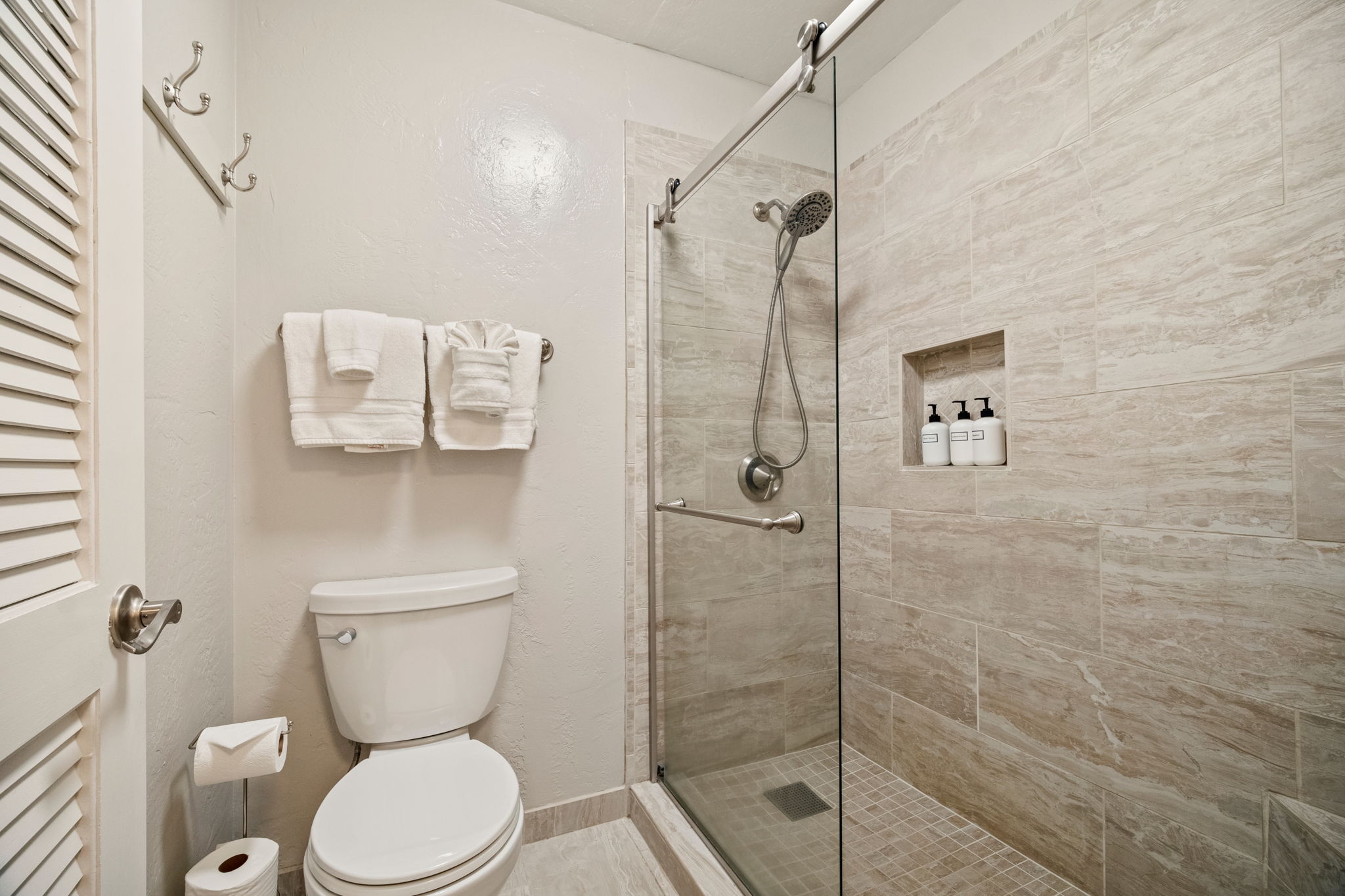 525 Aleka Loop, Unit H7 Kapaa, HI 96746 - Photo 15 of 30 a bathroom with a toilet and shower