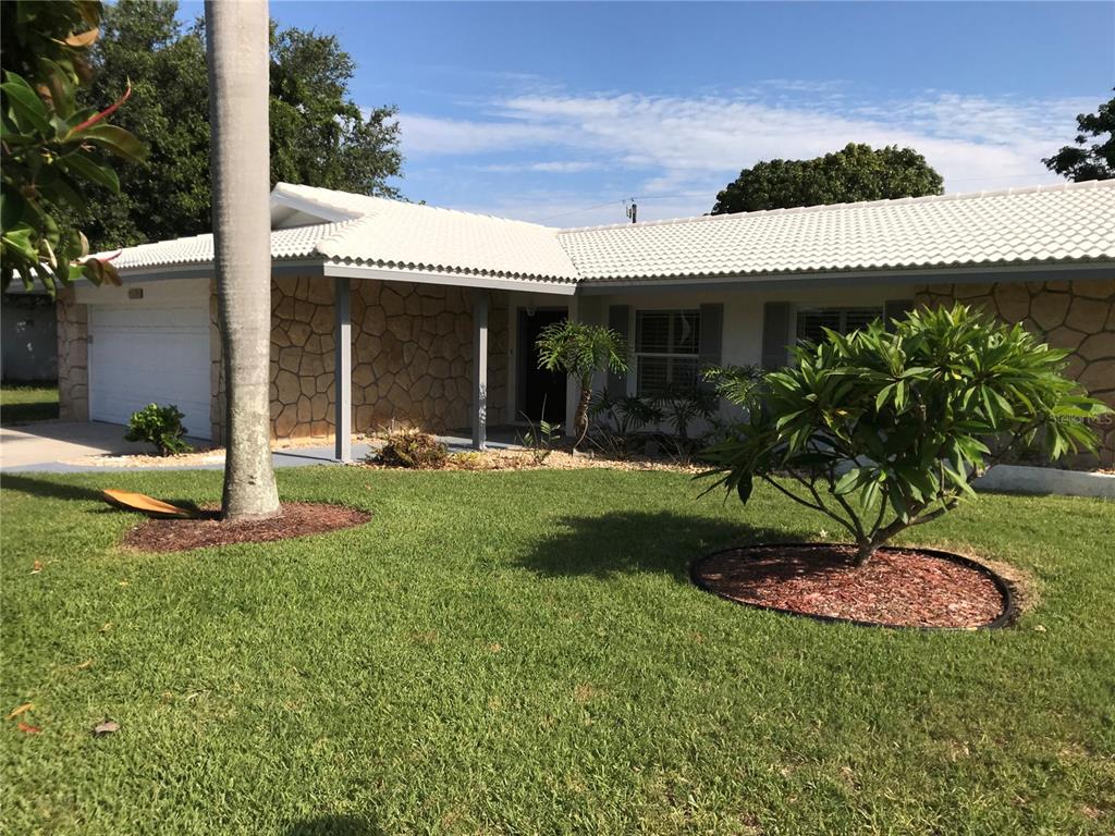 7806 17th Avenue Northwest Bradenton, FL 34209 - Photo 33 of 33 a front view of a house with garden