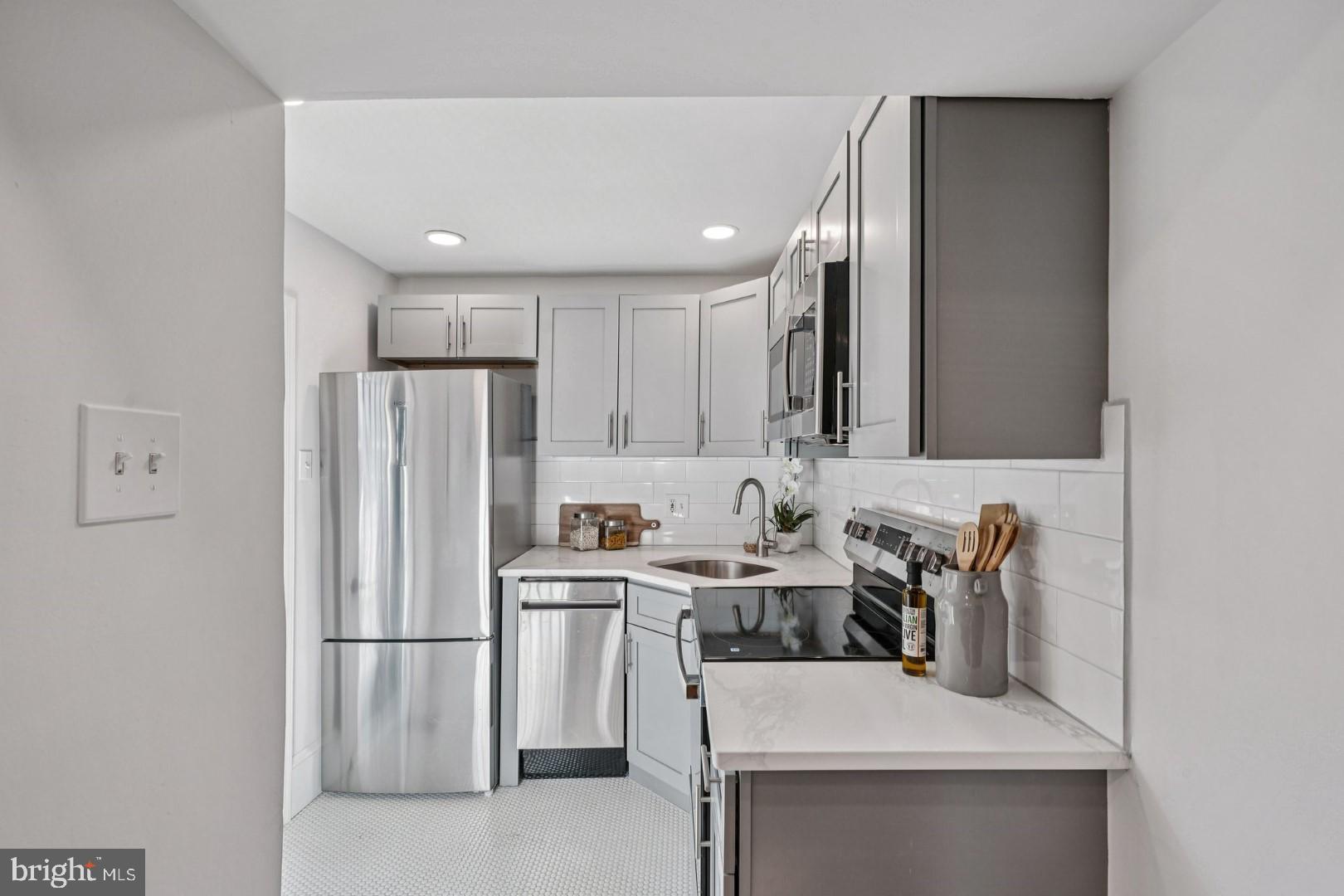 2432 Madison Square Philadelphia, PA 19146 - Photo 13 of 37