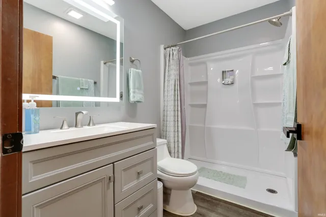 $260,000 | 10100 Hillview Drive, Evansville, IN 47720