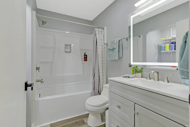 $260,000 | 10100 Hillview Drive, Evansville, IN 47720