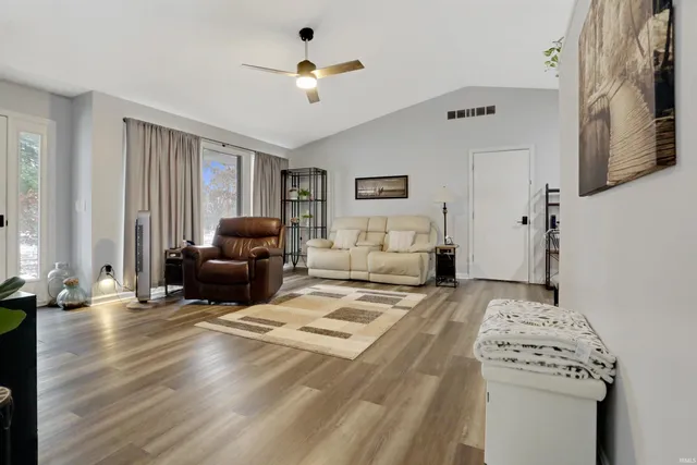 $260,000 | 10100 Hillview Drive, Evansville, IN 47720