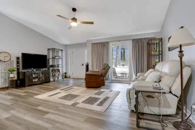 $260,000 | 10100 Hillview Drive, Evansville, IN 47720