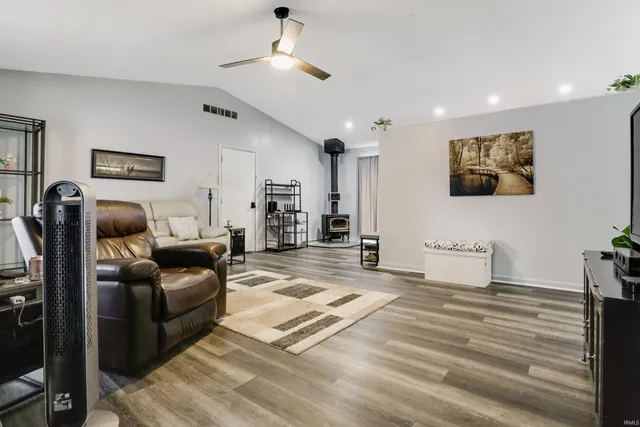 $260,000 | 10100 Hillview Drive, Evansville, IN 47720